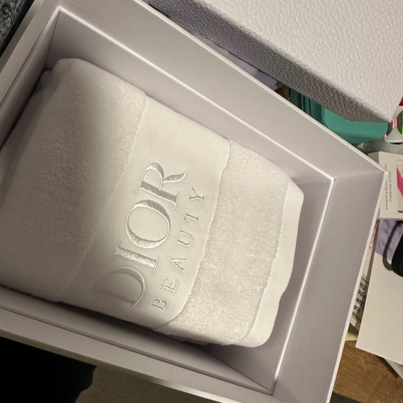 DIOR-“AROUND THE WORLD” VANITY CASE/HAND TOWELS/CAPTURE TOTALE HYALUSHOT & CREAM - Picture 15 of 16